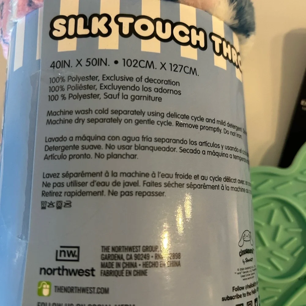 Northwest Multicolor Silk Touch Blanket and Green Lick Mat Set